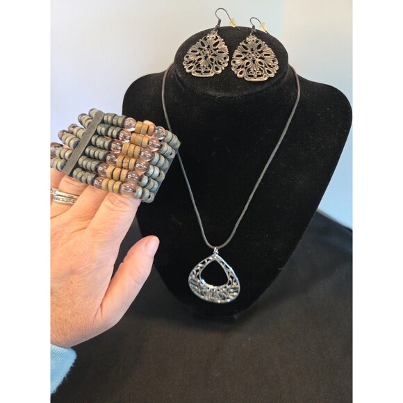 16" Metal Teardrop On Black Cord Necklace With Earrings & Stretch Bracelet Set - Picture 5 of 5